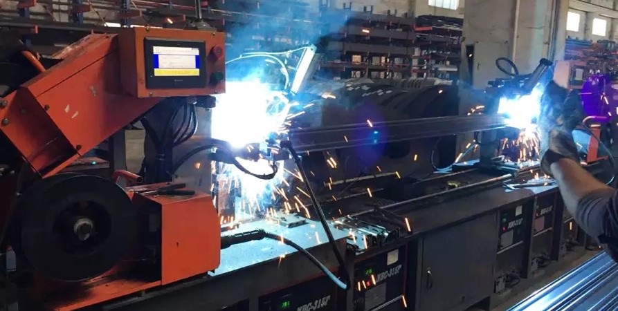 重型貨架生產自動焊接機器人